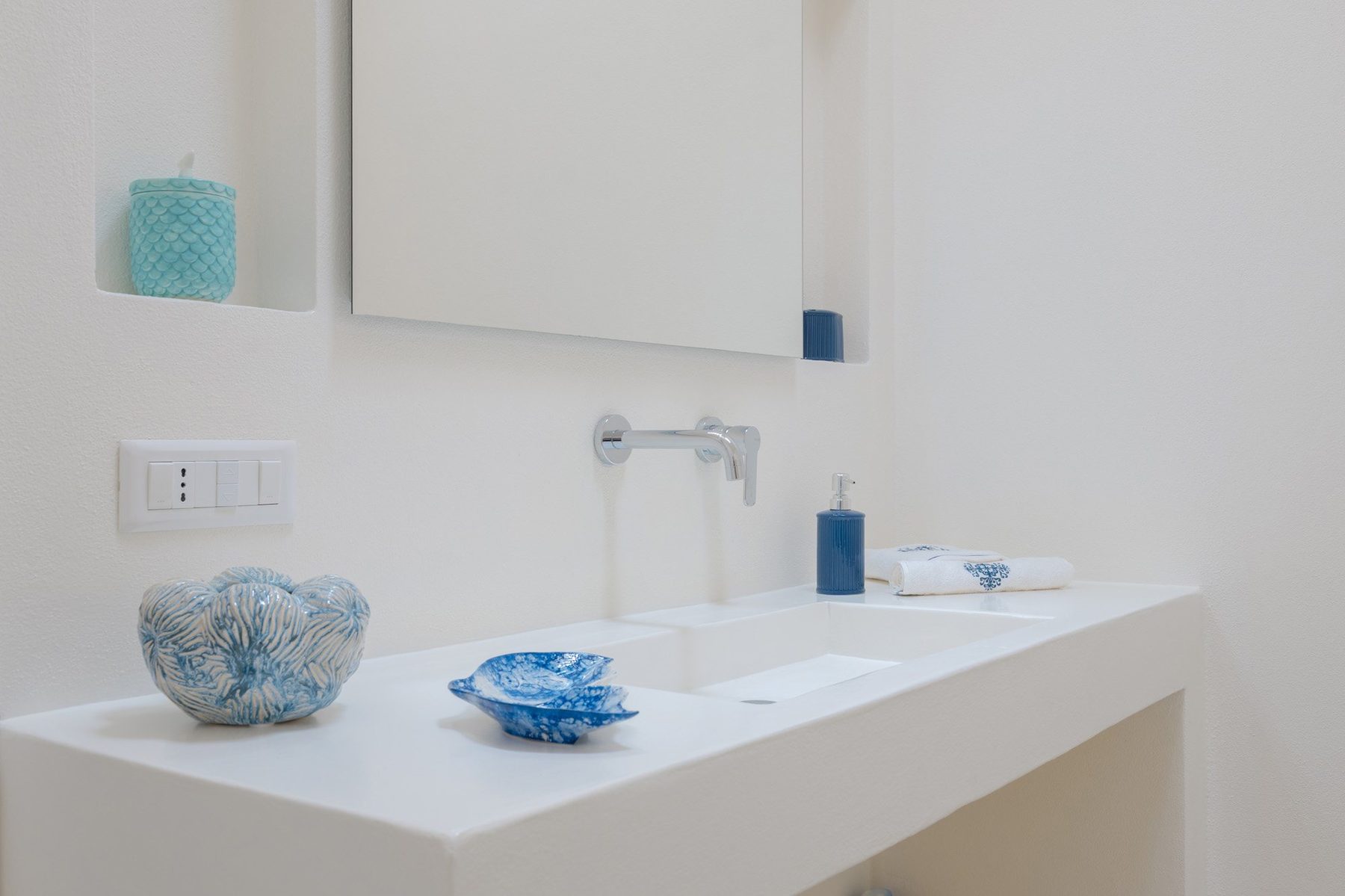 Lavabo con ceramiche blu