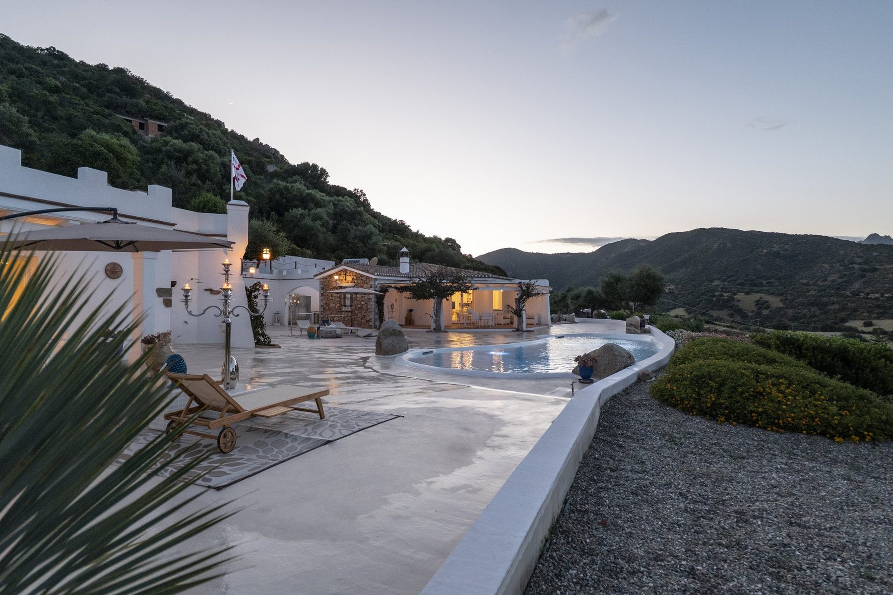 La piscina illuminata all'imbrunire